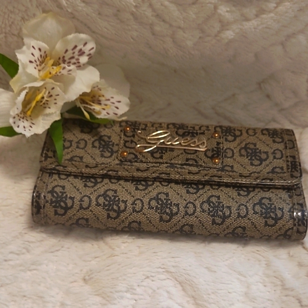 Sleek Tan and Black Wallets for Everyday Elegance
